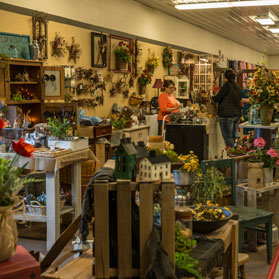 Kountry Home Design Specializing in Floral Arrangements at the Walnut Creek Amish Fleamarket in Ohio