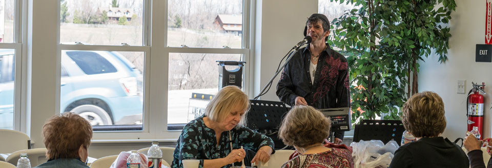 Entertainment at Walnut Creek Amish Fleamarket near Sugarcreek, Ohio